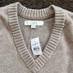 LOFT Women's Cream V-Neck Sweater